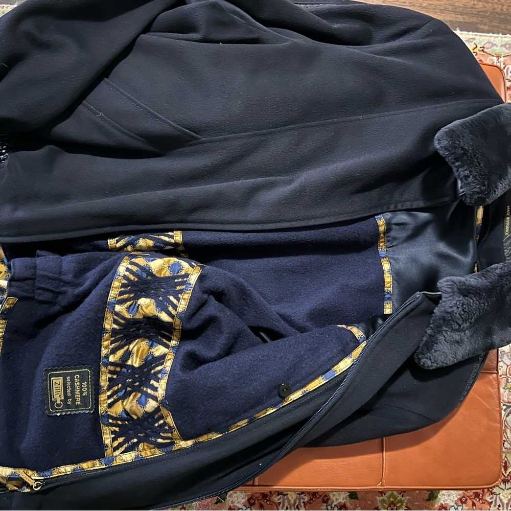 Chic Black Coat with Geometric Lining - Picture 2 of 3